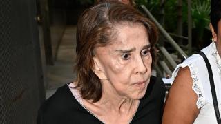 Primera fotografía de Mirna Carvajal, viuda de Manolo de la Calva, rota de dolor en el último adiós al cantante: "Era mi vida"