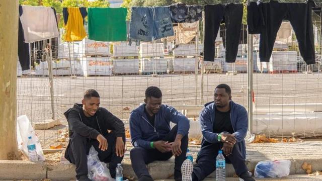Unos migrantes, llegados a Baleares la semana pasada, esperan en la estación Marítima de Palma.