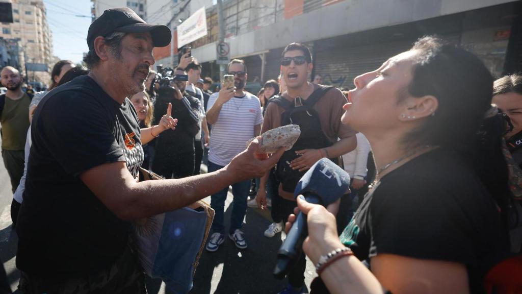 Personas discuten durante un acto de campaña electoral este miércoles, en Lomas de Zamora (Argentina).
