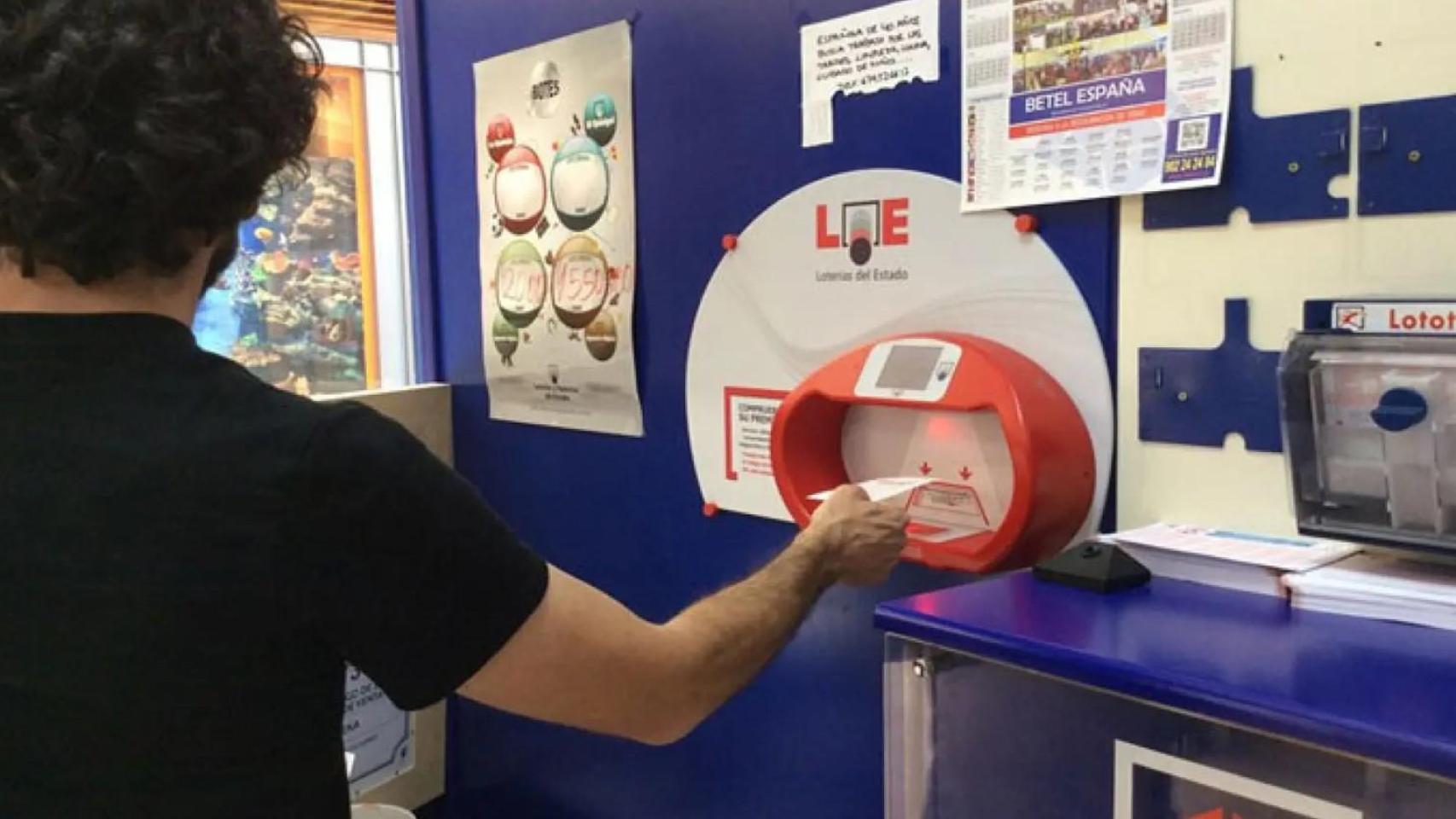 Una persona comprueba la bonoloto.