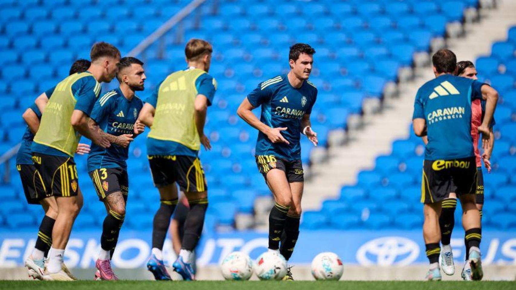 Jugadores del Real Zaragoza en un calentamiento.