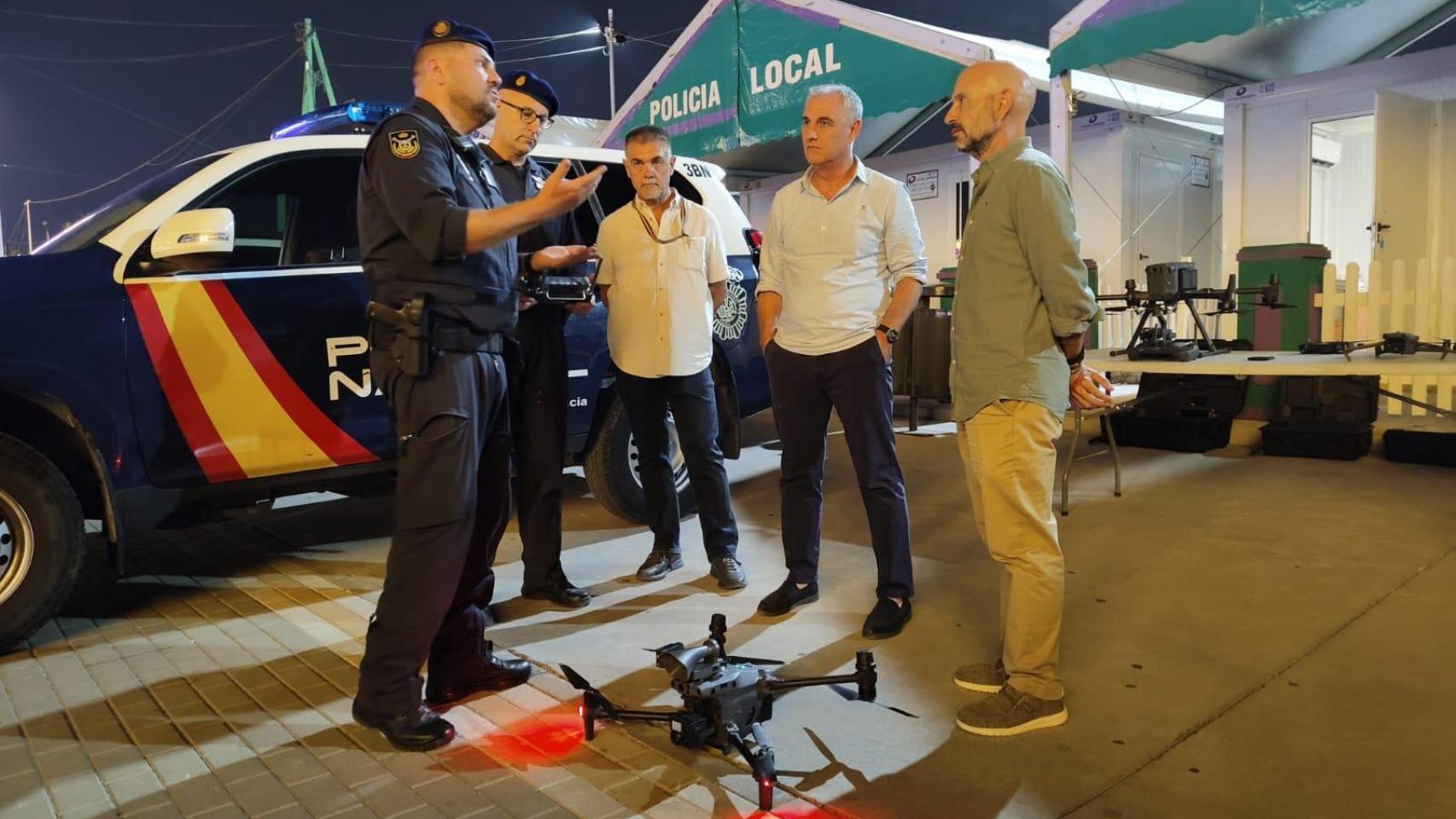 Javier Salas, primero por la derecha, conversando con policías esta pasada Feria de Málaga.