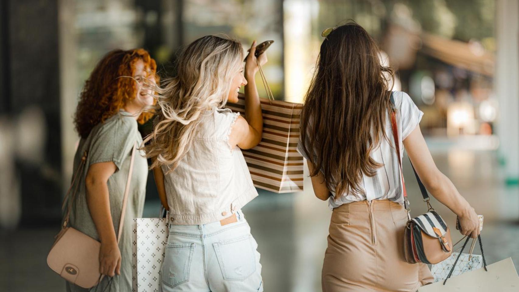 Un grupo de amigas disfrutando de una jornada de 'shopping'.