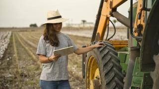La bióloga que conduce un tractor tras terminar su máster en España: "Saqué 9,5 en el TFM y ahora soy agricultora"