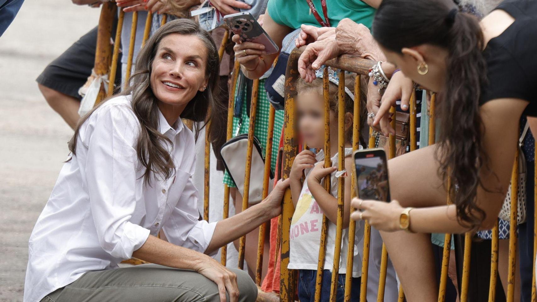 La Reina saluda a una pequeña en Sanabria.
