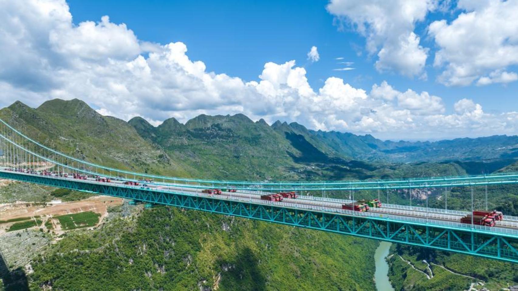 El puente del Gran Cañón de Huajiang en China.