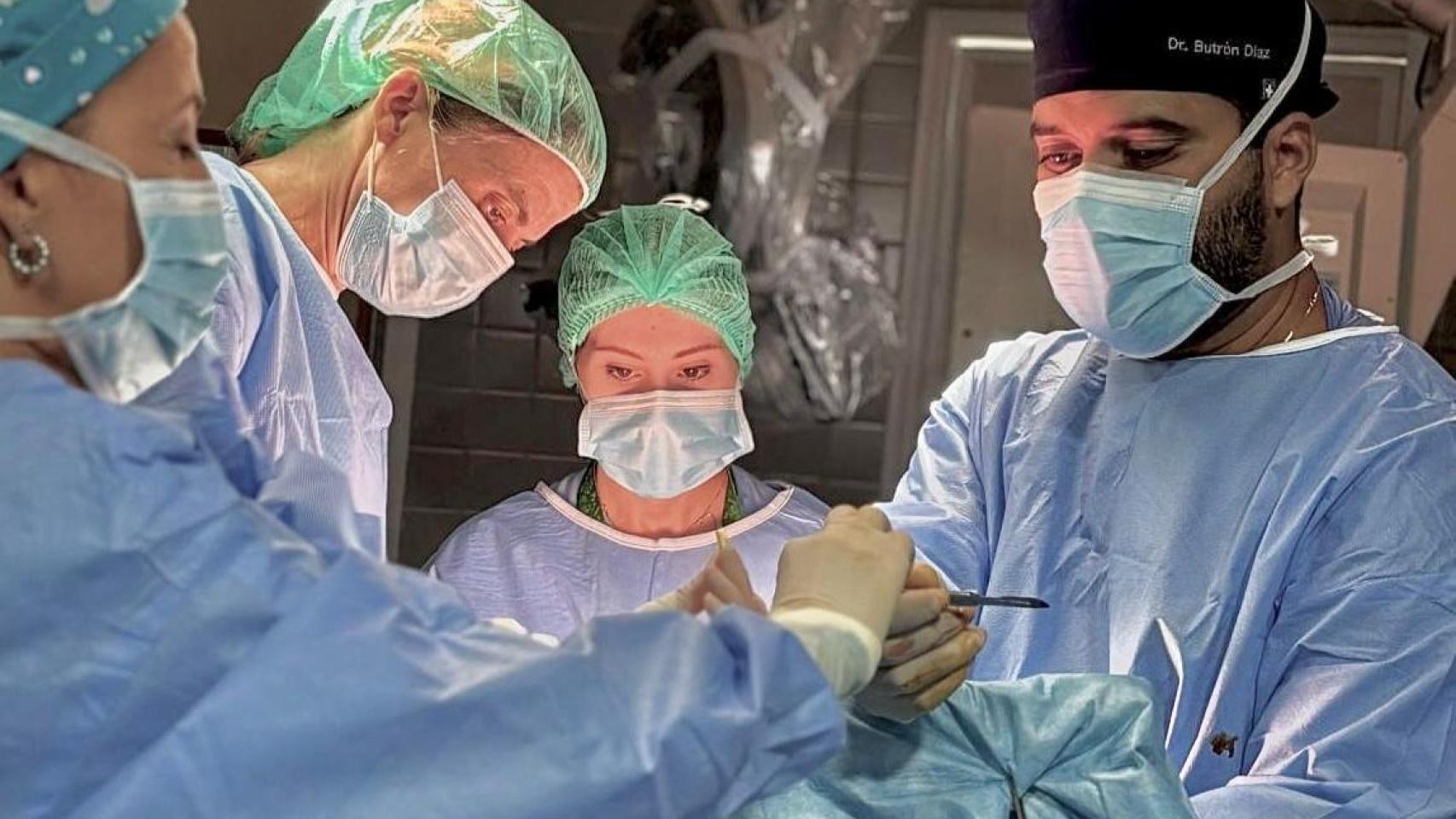 El equipo del Virgen del Rocío en el quirófano, entre ellos el doctor Carlos Butrón.