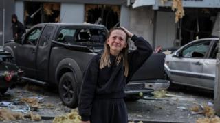 Rusia lanza un bombardeo masivo sobre edificios residenciales de Kiev y mata a al menos diez personas