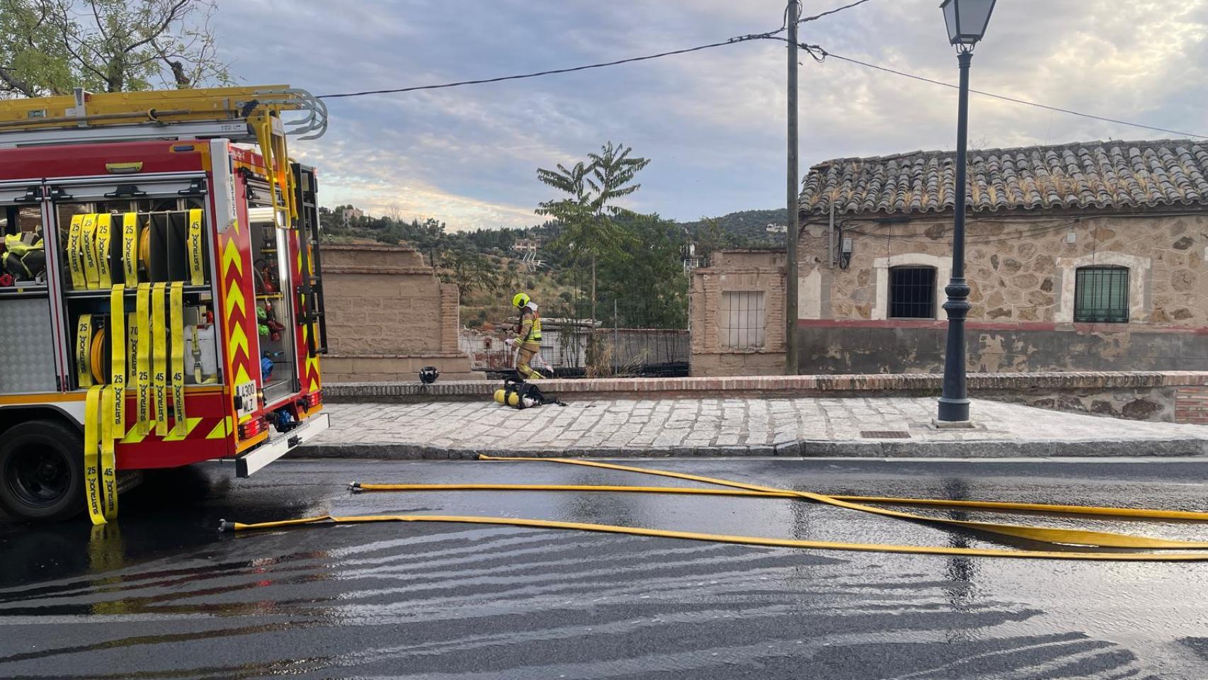 Bomberos actuando en el barrio de la Cornisa de Toledo.