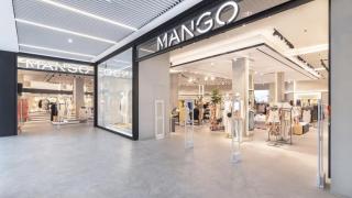 Así es el vestido que ha marcado tendencia este verano: disponible en Mango por solo 17,99 euros