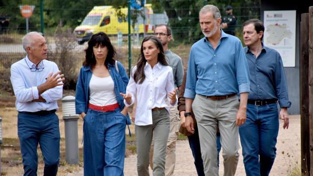 La Reina Letizia habla con el alcalde de Galende, Miguel Ángel Martos