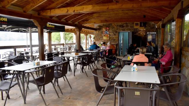 El famoso Chiringuito Viquiella, a los pies del Lago de Sanabria, casi vacío un 27 de agosto
