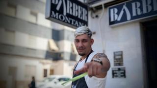 Montana, el peluquero viral que corta el pelo a personas indigentes en las calles de Málaga: "Vengo de lo más bajo"