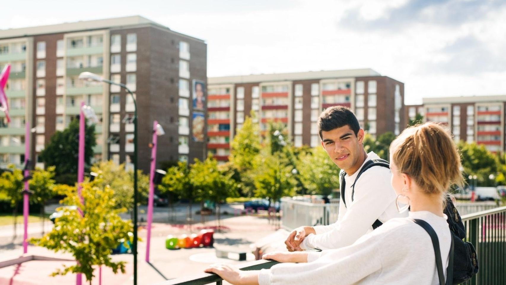 Dos jóvenes estudiantes universitarios
