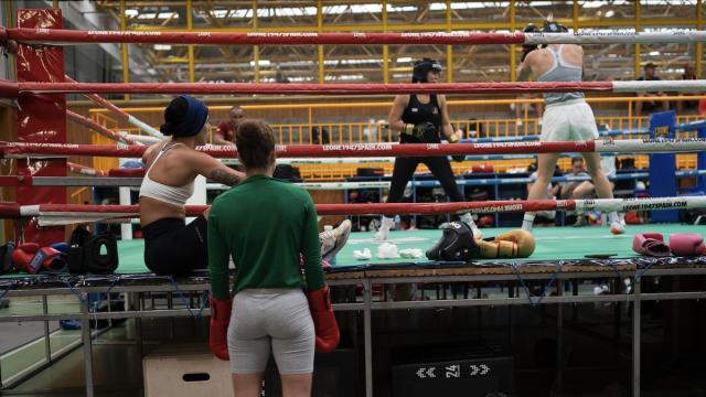 Las boxeadoras Jennifer Fernández y Laura Fuertes siguen un sparring de dos compañeras