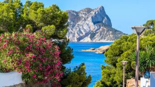 La cala de Alicante oculta entre rocas, vegetación y mar: "Es un regalo escondido"
