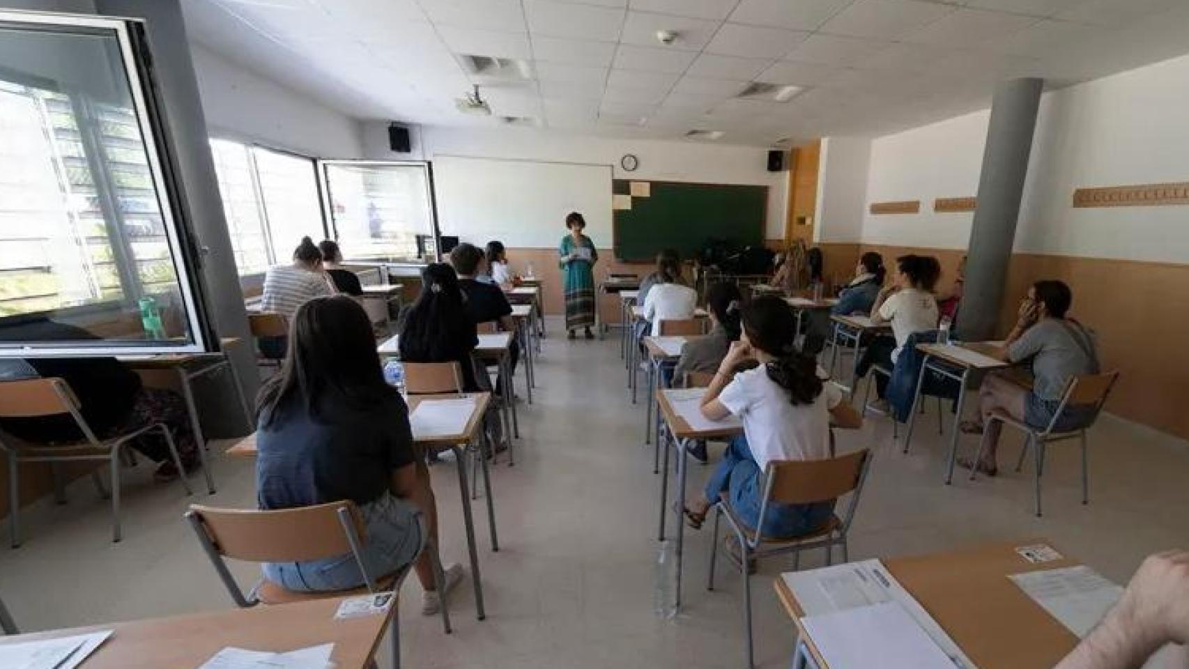 Una profesora dando una clase a sus alumnos en una foto de archivo.