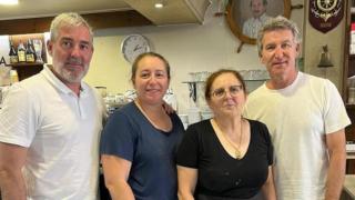 La tradicional cafetería gallega que visitó Feijóo en vacaciones: "Tomando un café y el roscón Alameda"