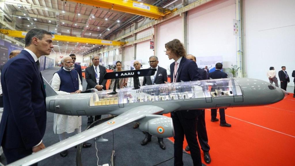 Pedro Sánchez junto al primer ministro indio visitando una maqueta del avión