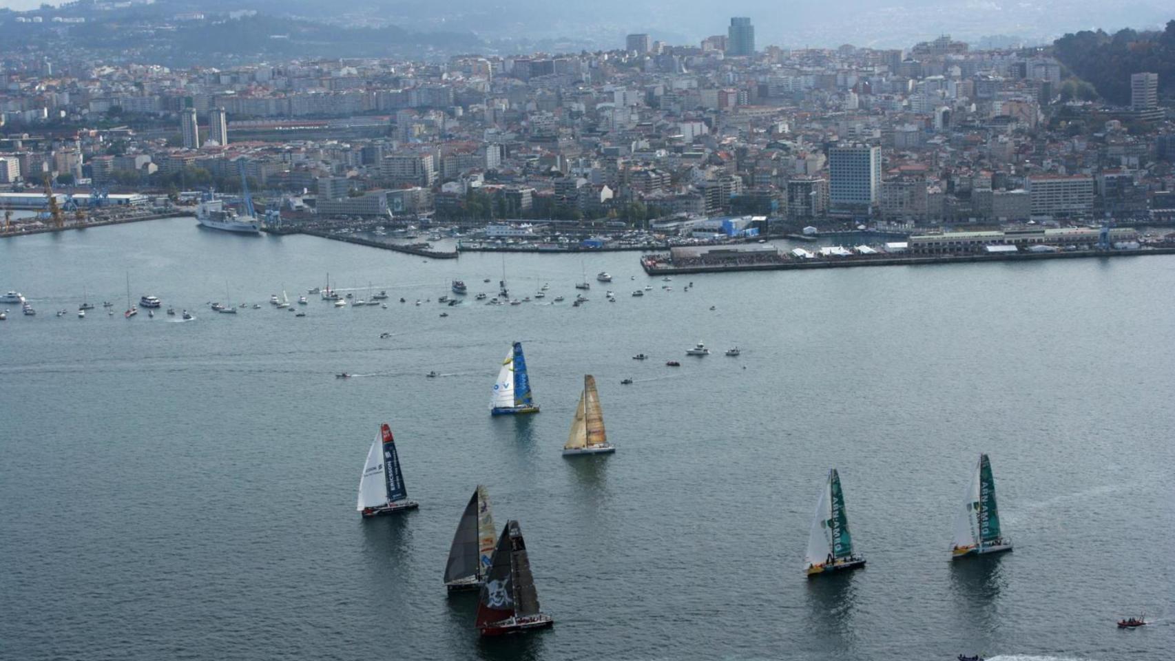 Imágenes de la ría de Vigo durante la salida de la Volvo Ocean Race 2005.