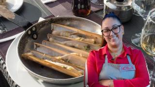 Noelia, pescadera: "Para quitarle la tierra a las navajas, almejas u otro tipo de marisco, el truco es usar agua con gas"