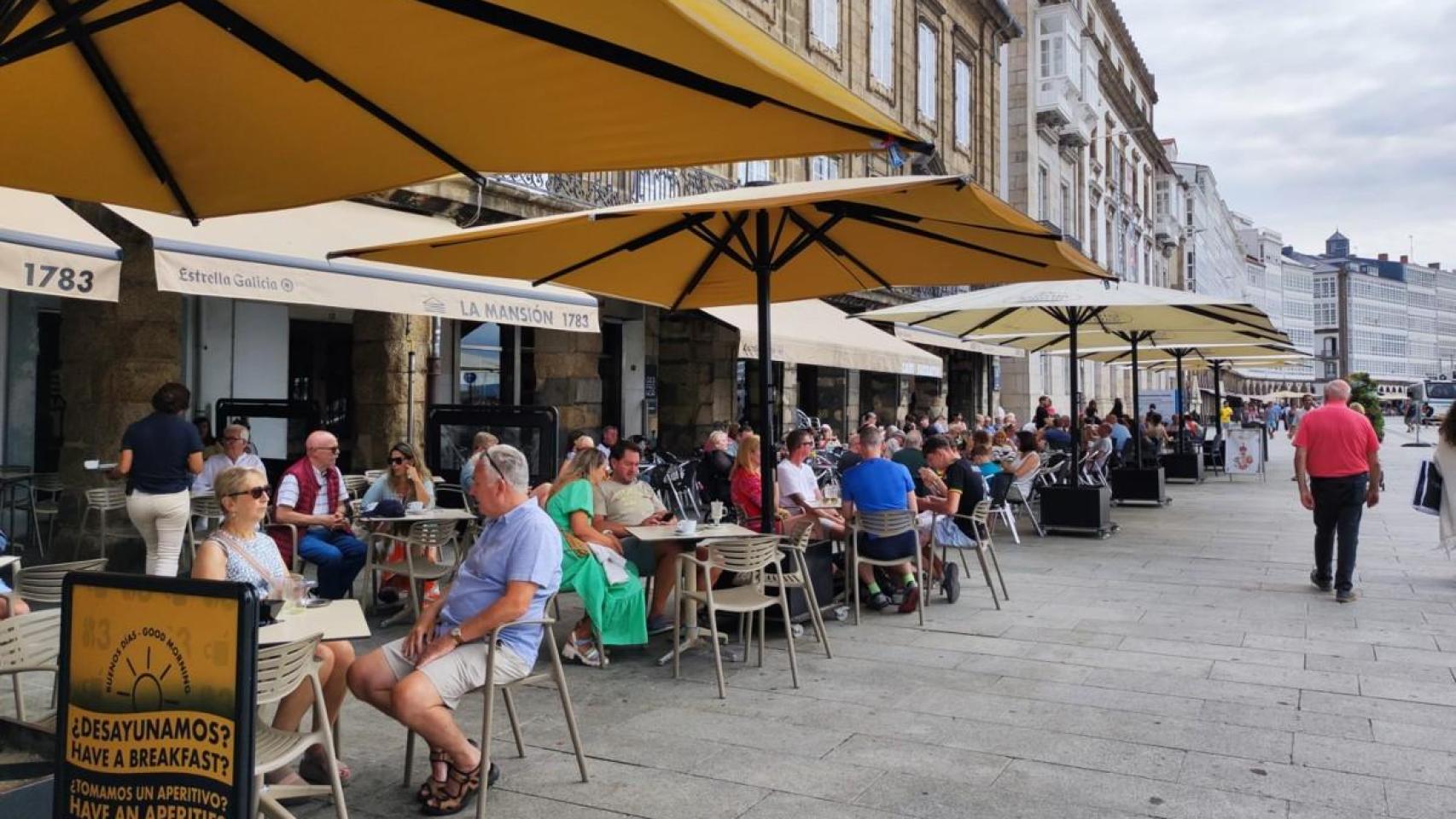 Turistas en terrazas de la Marina, en A Coruña.
