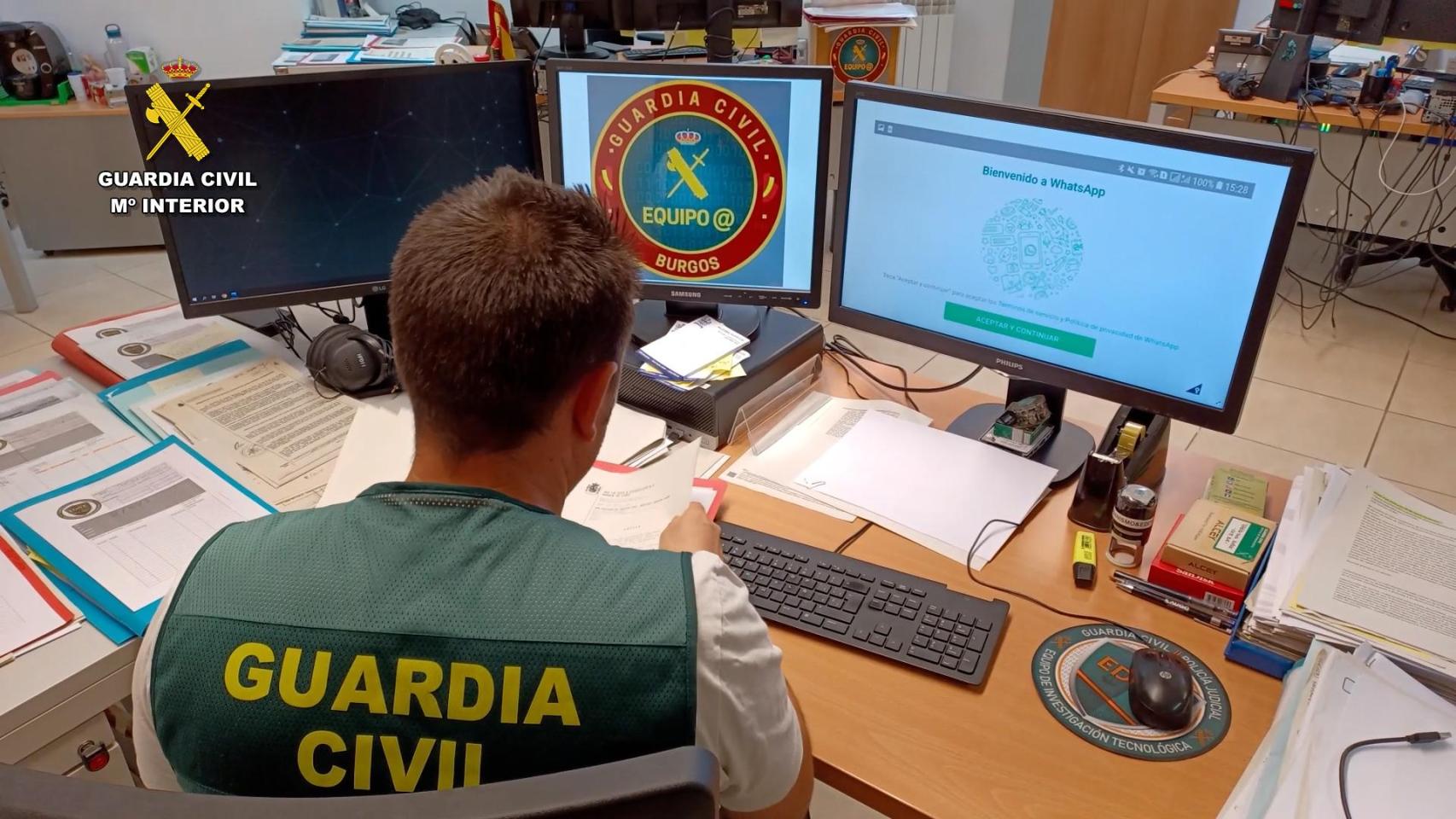 Un agente de la Guardia Civil investigando las estafas de la organización criminal internacional