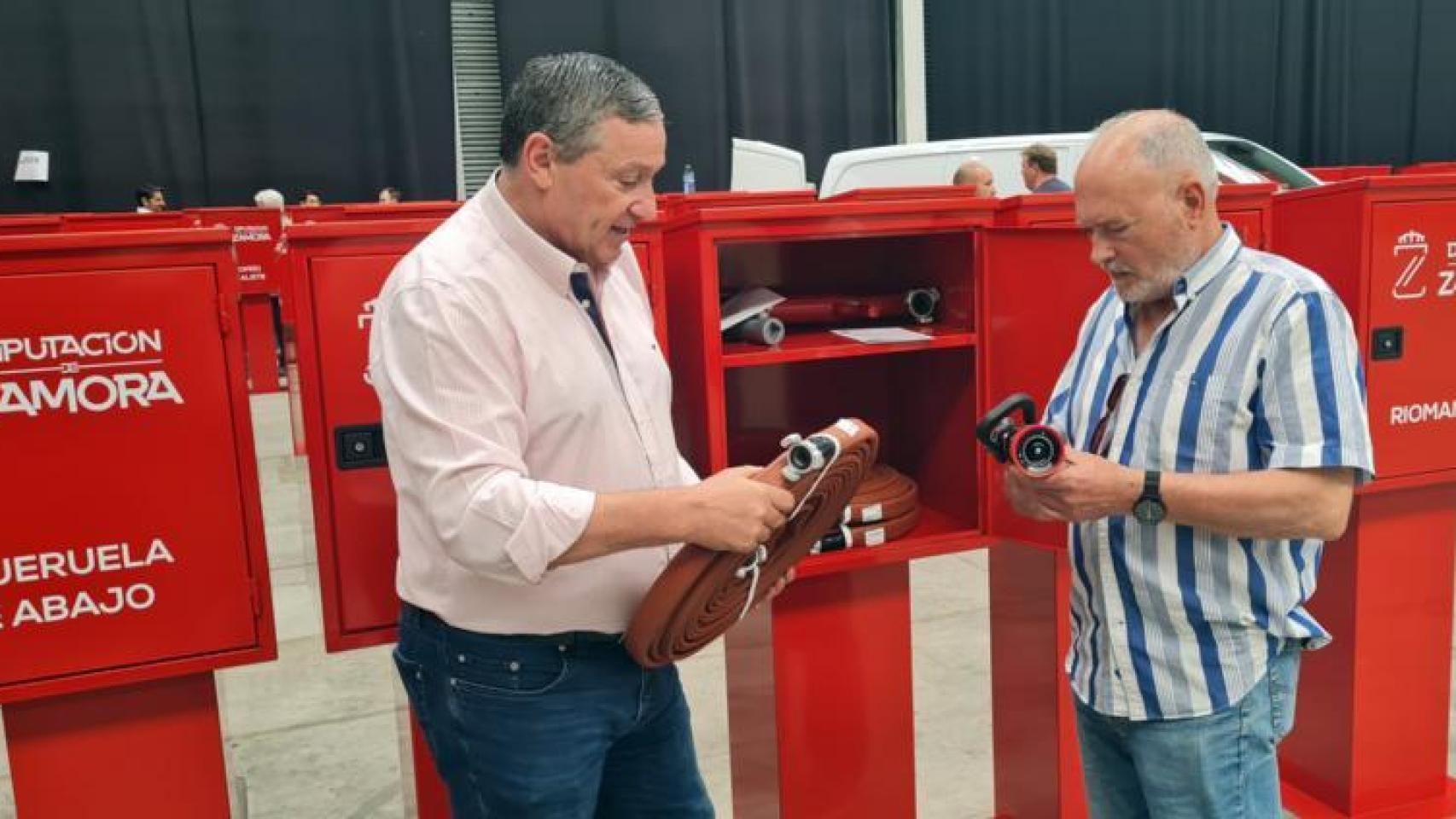 Entrega del primer lote de 231 armarios y material de primera intervención contra incendios con Javier Faúndez