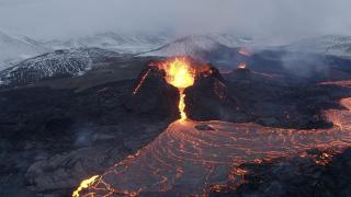 El cambio climático podría activar volcanes ocultos bajo el hielo, según los científicos