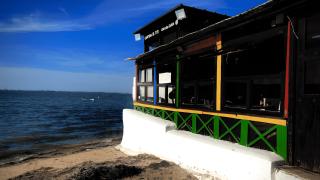 El chiringuito favorito de Ángel León que visitaba Camarón de la Isla: pescado frito desde 7€ y una increíble sepia a la plancha
