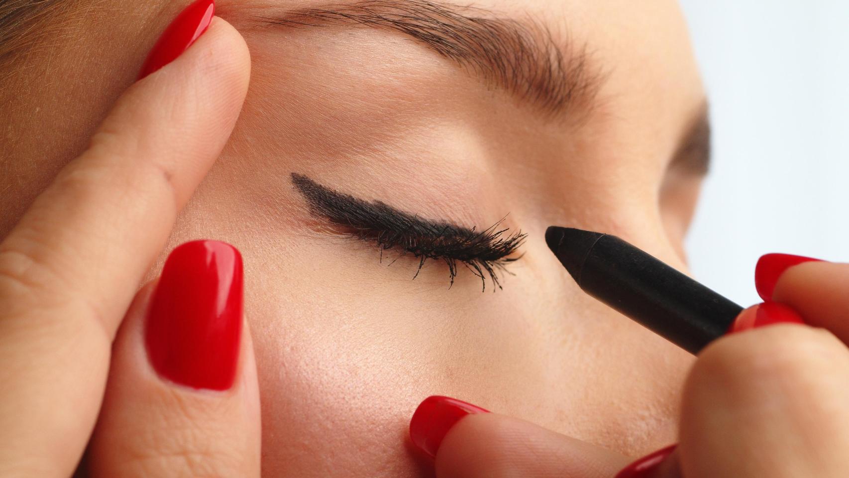 Imagen de una mujer haciéndose el eyeliner.