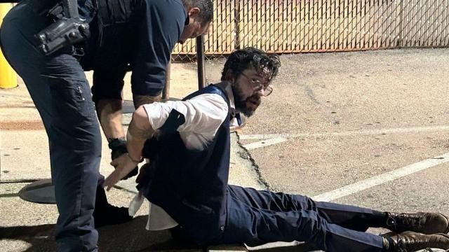 La policía arresta a un sospechoso que hizo una amenaza de bomba en una instalación de ICE en Dallas.