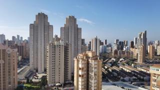La BBC redescubre la historia del bikini y los rascacielos de Benidorm: "Marcaron una ruptura con una España cerrada"