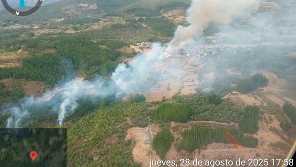 La proximidad de las llamas a la localidad obliga a su desalojo