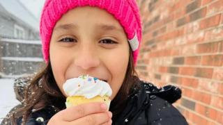 Una niña hispana de Texas muere en un accidente al llegar a la escuela: "Su abrigo se atoró en su coche"
