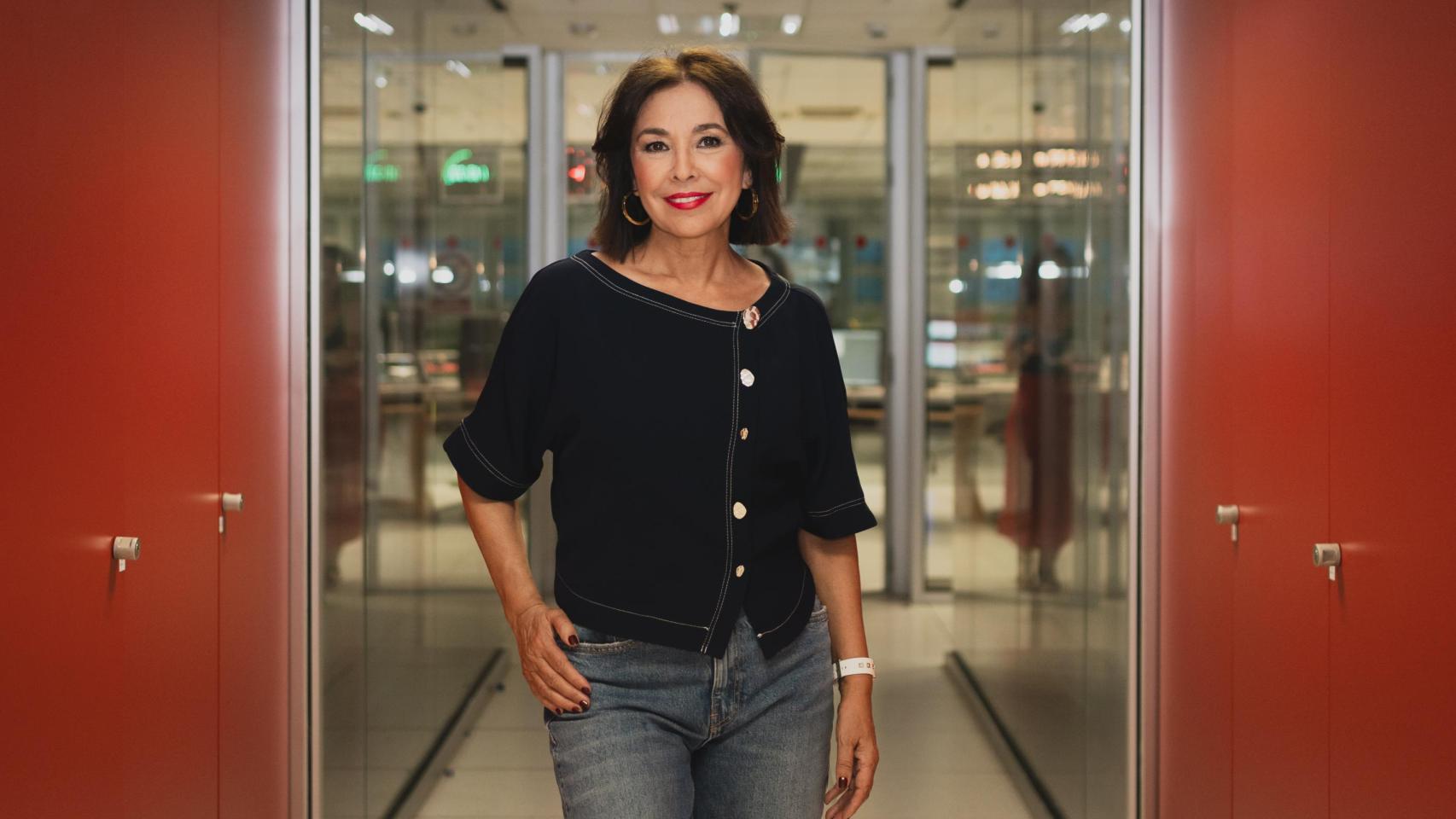 La periodista posa en los estudios de Radio Nacional de España.