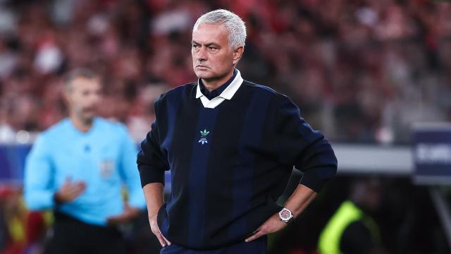 José Mourinho, con rostro serio durante el partido del Fenerbahçe ante el Benfica.
