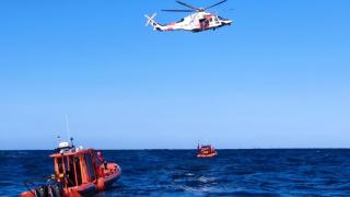 Rescatan a los 11 tripulantes de un pesquero gallego que naufragó cerca de las Azores