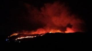 Noche dura luchando contra el fuego en Almería: declarado el nivel 1 de emergencia por el incendio de Bédar y Lubrín