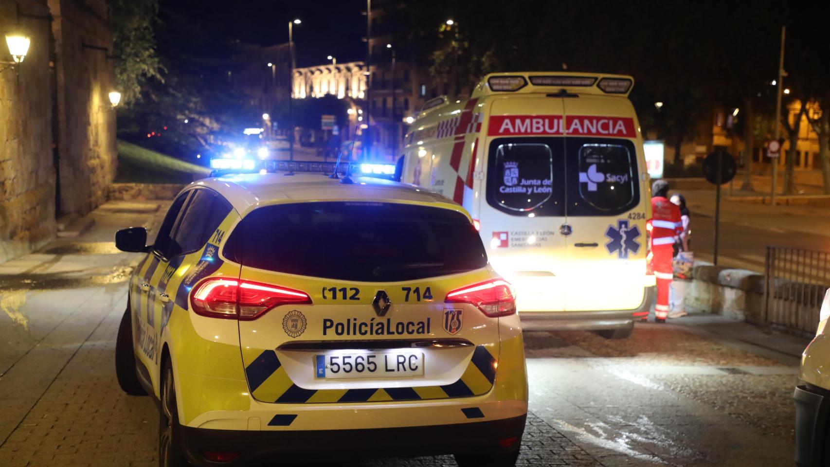 Policía Local de Salamanca junto a un soporte vital básico de SACYL