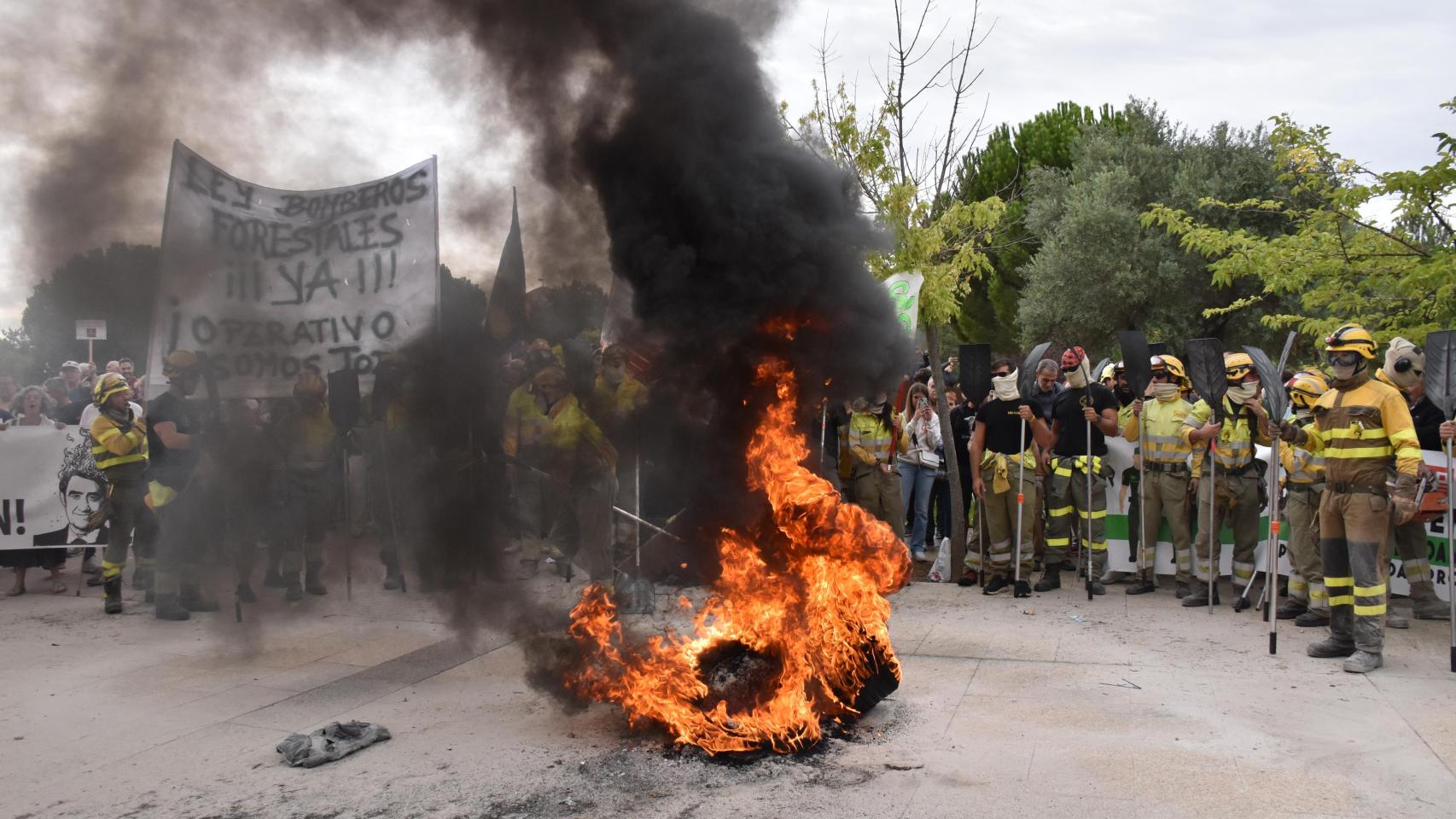 Decenas de bomberos protestan contra Mañueco quemando paja en las Cortes de Valladolid