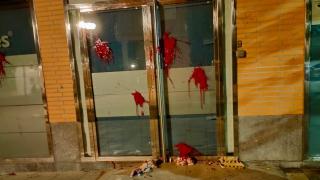 Atacan la sede del PP de Huesca con pintura roja y dos pollos muertos: "Nos hemos quedado estupefactos"