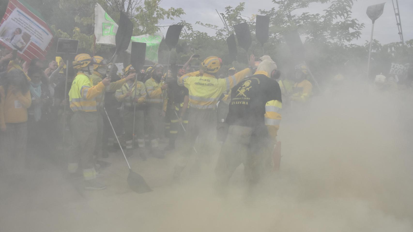 Fuego a las puertas de las Cortes: los bomberos forestales exigen la dimisión de Mañueco y Suárez-Quiñones