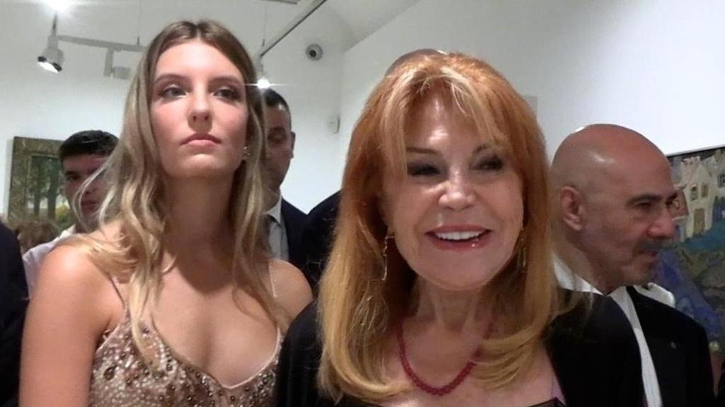 La baronesa con su hija Carmen, durante el acto en Girona.