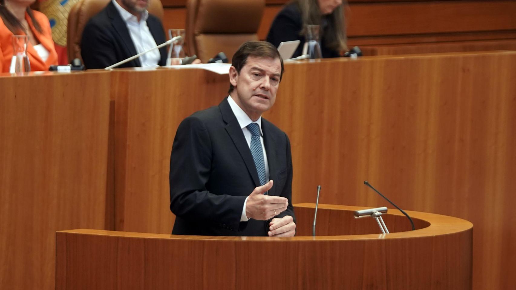 El presidente de la Junta, Alfonso Fernández Mañueco, durante su comparecencia de este viernes en las Cortes de Castilla y León