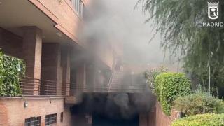 Un hombre herido en el incendio de un garaje en Fuencarral: fue rescatado y hay varios coches calcinados