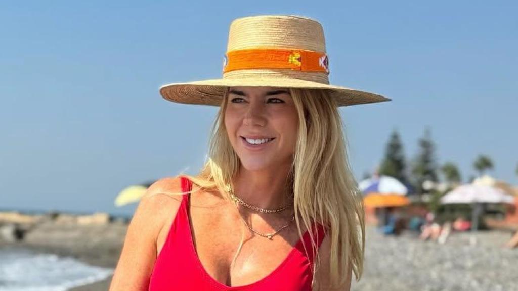 La influencer Amelia Bono en la playa.