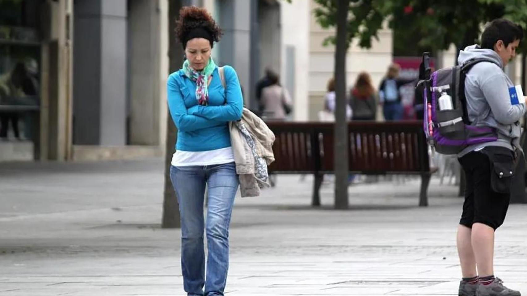 Una mujer sorprendida por el frío de verano, en una imagen de archivo.
