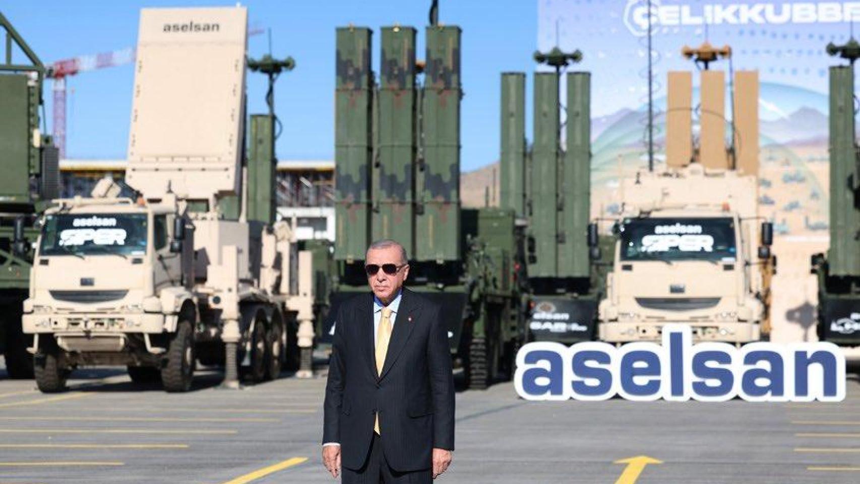 Erdogan posa frente a los vehículos y sistemas de la Cúpula de Acero