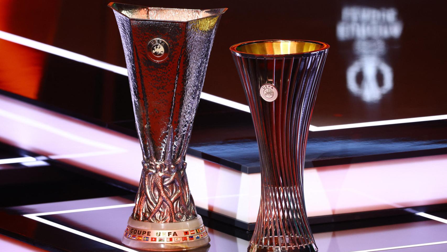 Los trofeos de la Europa League y la Conference presentes en Grimaldi Forum de Mónaco.